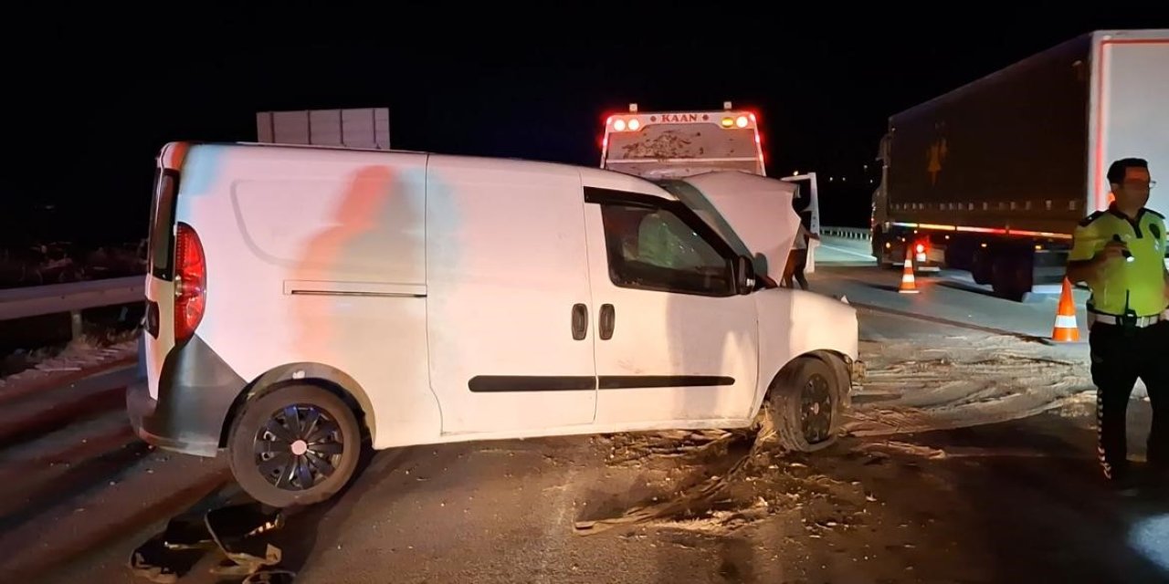 Hafif ticari araç bariyerlere çarptı: 1 ölü, 1 yaralı