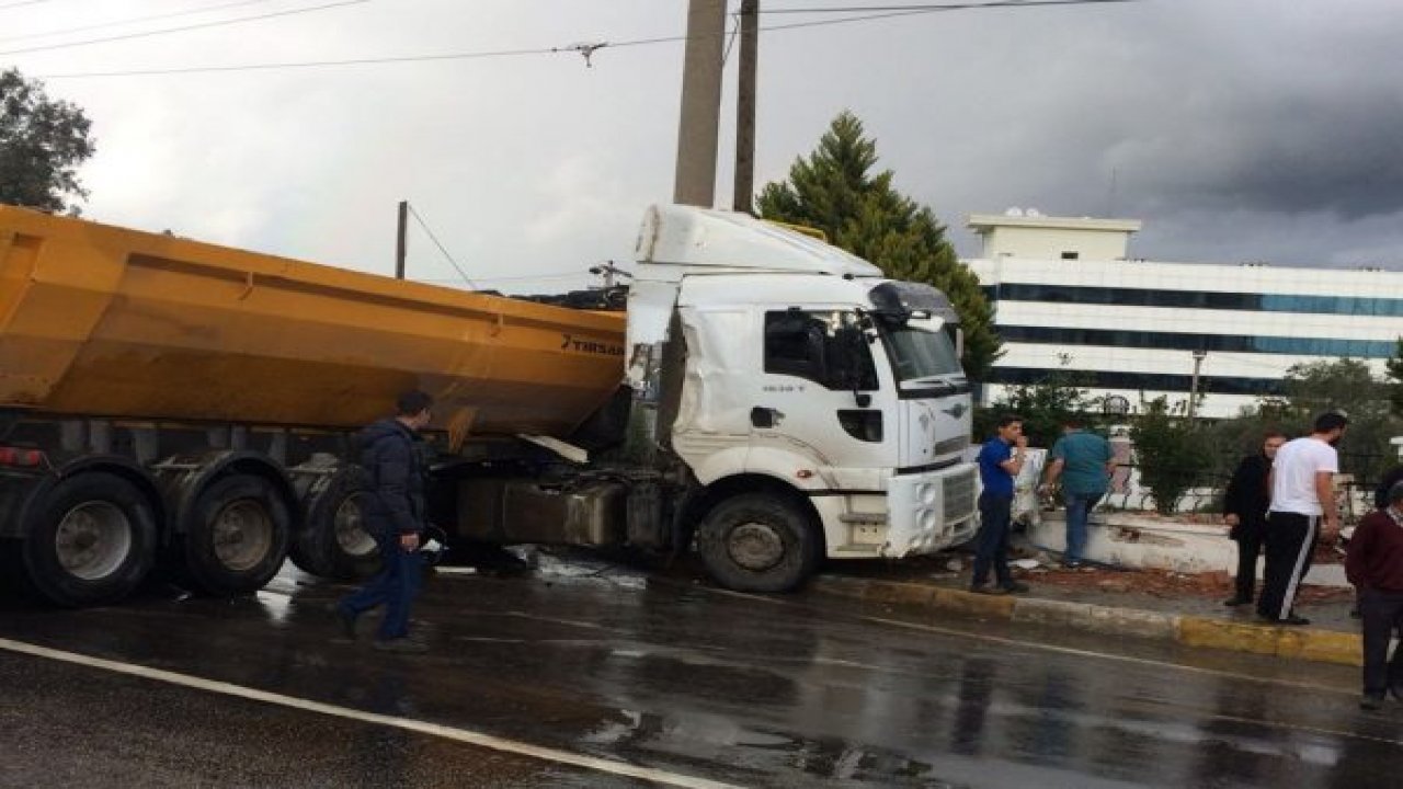 Kayganlaşan yolda bir tır kontrolden çıktı
