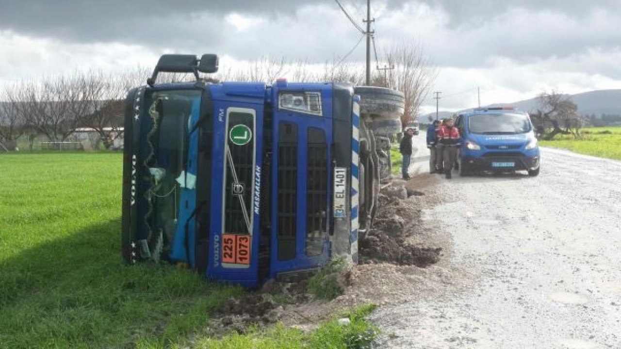 Akaryakıt tankeri, çöken yolda yan devrildi