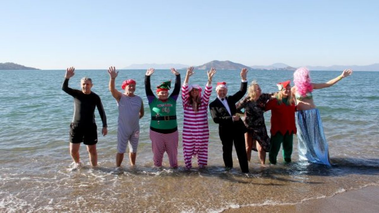 Yardıma muhtaç çocuklar için denize girdiler