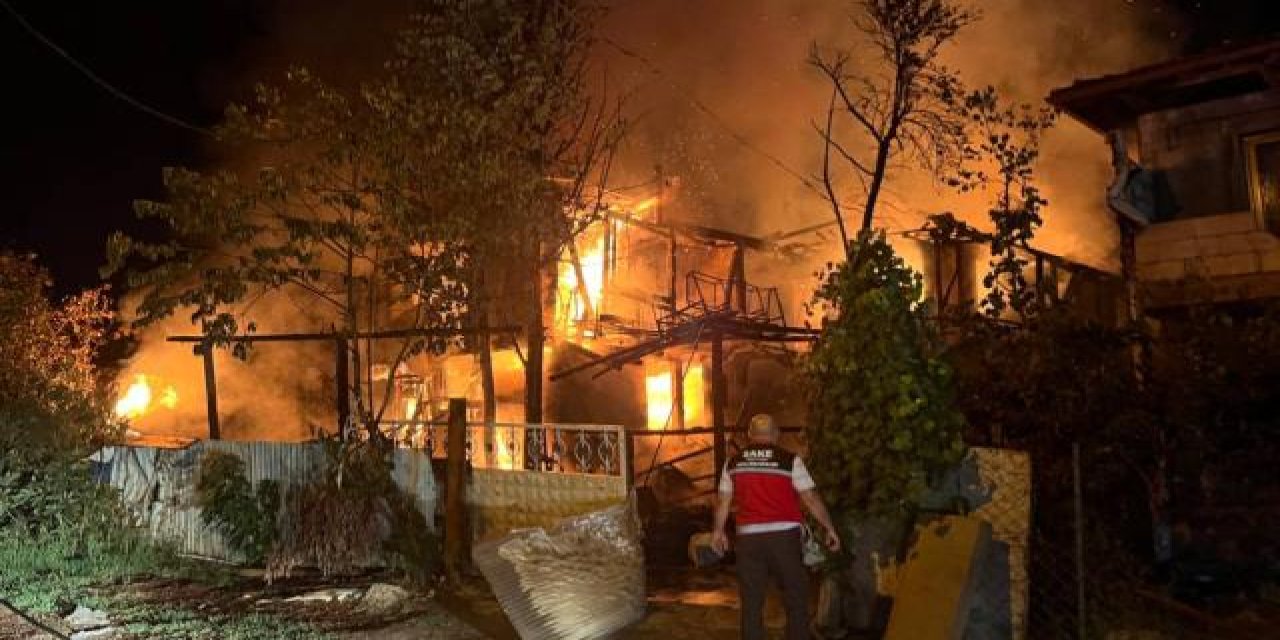 Korkunç yangın: İki katlı ahşap ev, depo ve ahır yandı