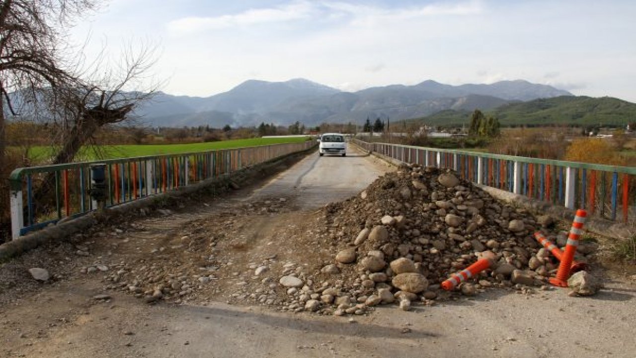 Hasar gören köprüde tehlikeli yolculuk