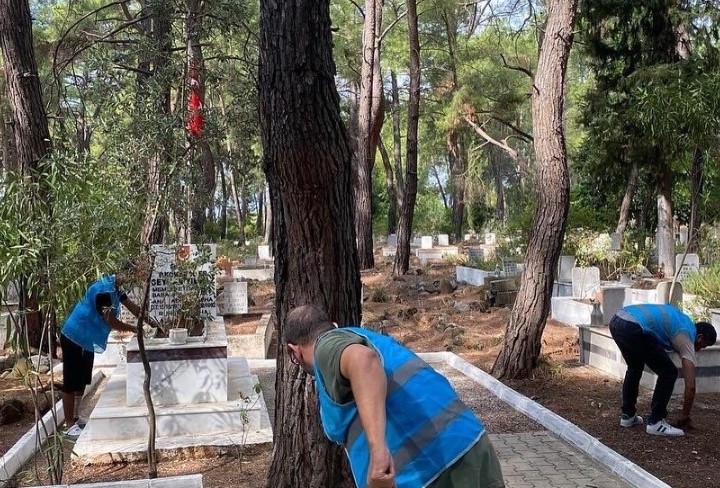 Muğla'da kamu hizmeti cezası alanlar şehit kabrini temizledi