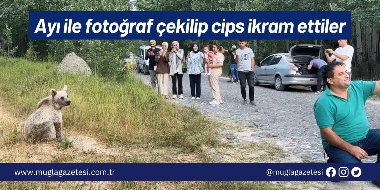 Ayı ile fotoğraf çekilip cips ikram ettiler