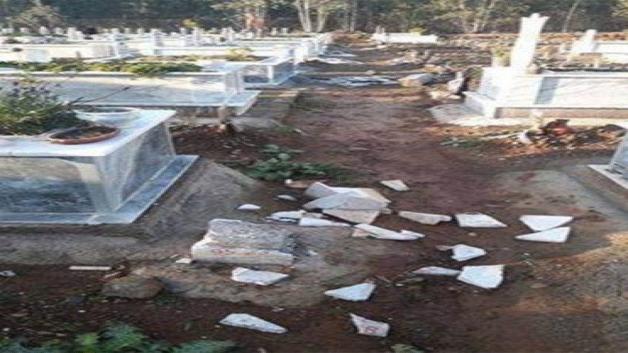 Mezar taşlarını kırdılar