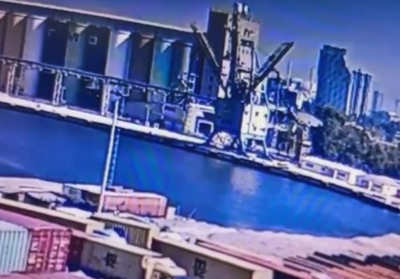 İzmir'de facia! Araç denize uçtu! İşte o anlar