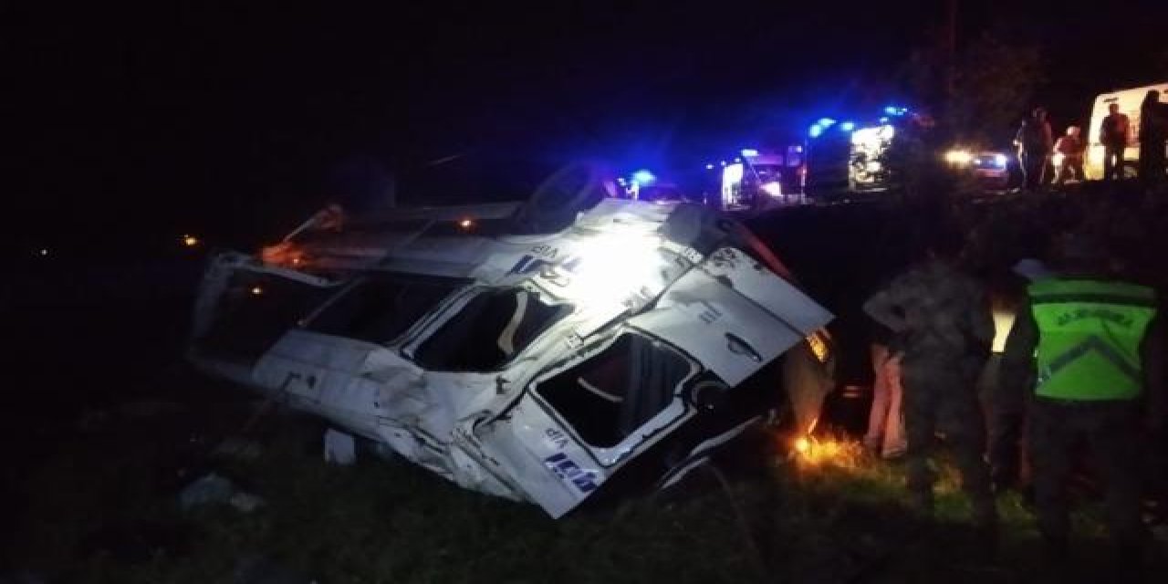 Korkutan trafik kazası yolcu minibüsü devrildi: 13 yaralı
