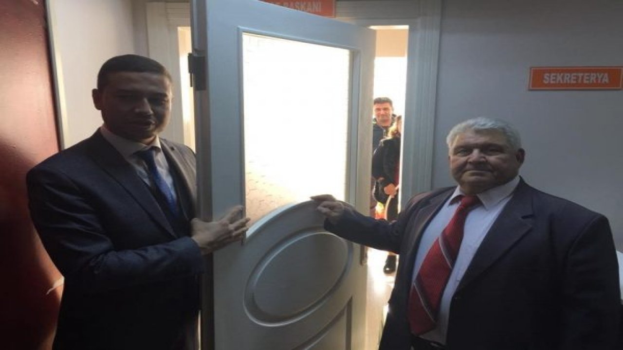 Makam odasının kapısını söktü