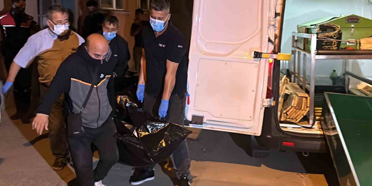 Çöp ev vakası: Ceset koku nedeniyle zor çıkarıldı