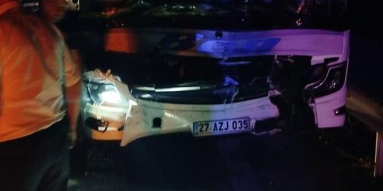 Yolcu otobüsü tıra çarptı: 4 yaralı