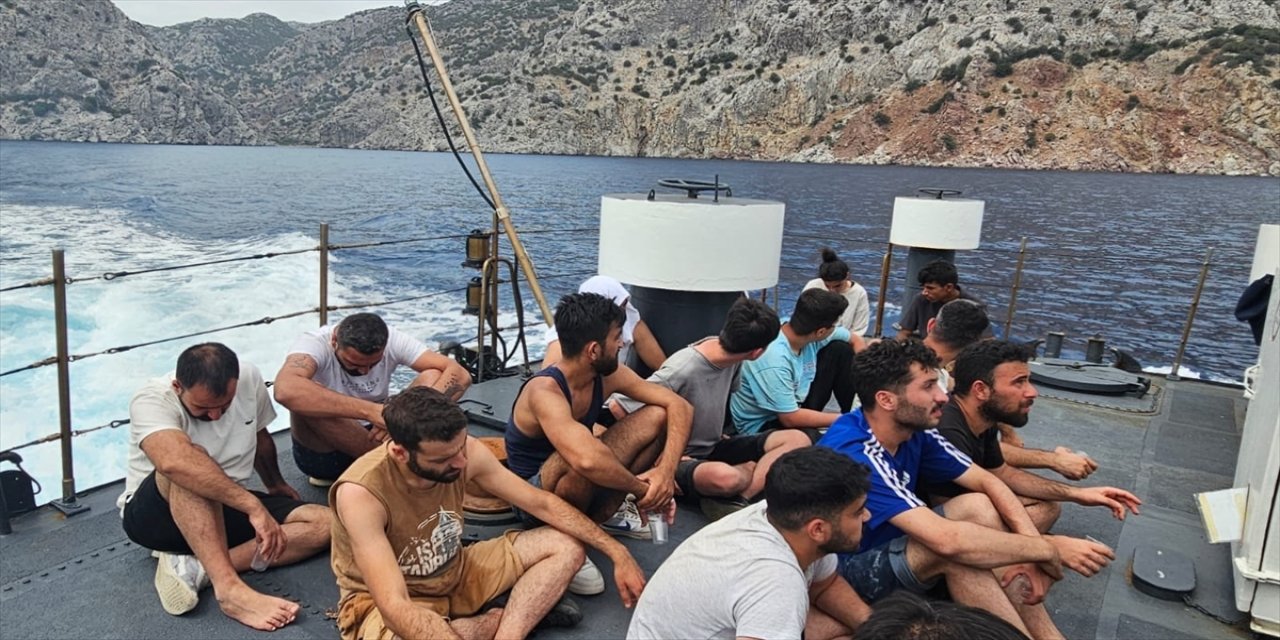 Muğla açıklarında 25 düzensiz göçmen kurtarıldı, 17 göçmen yakalandı