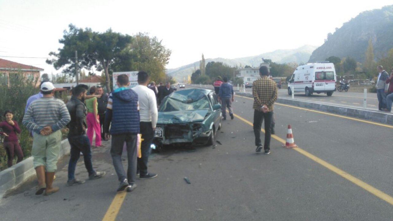 otomobille motosiklet çarpıştı; 2 ağır yaralı