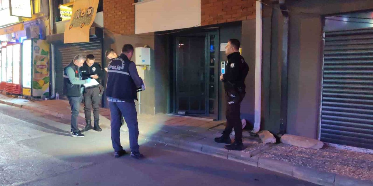 Eşinin bıçaklı saldırısına uğrayan kadını misafiri kurtardı