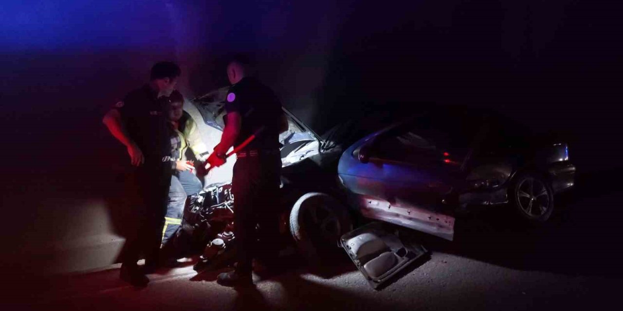 Kazada can pazarı: Aynı aileden 4 kişi araç içinde sıkıştı