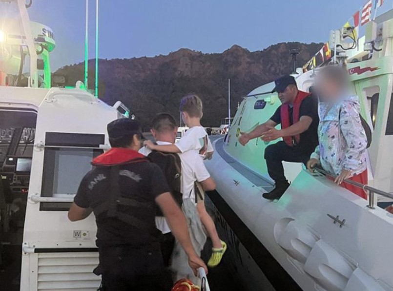 Muğla'da özel teknede rahatsızlanan çocuğa Sahil Güvenlikten tıbbi tahliye