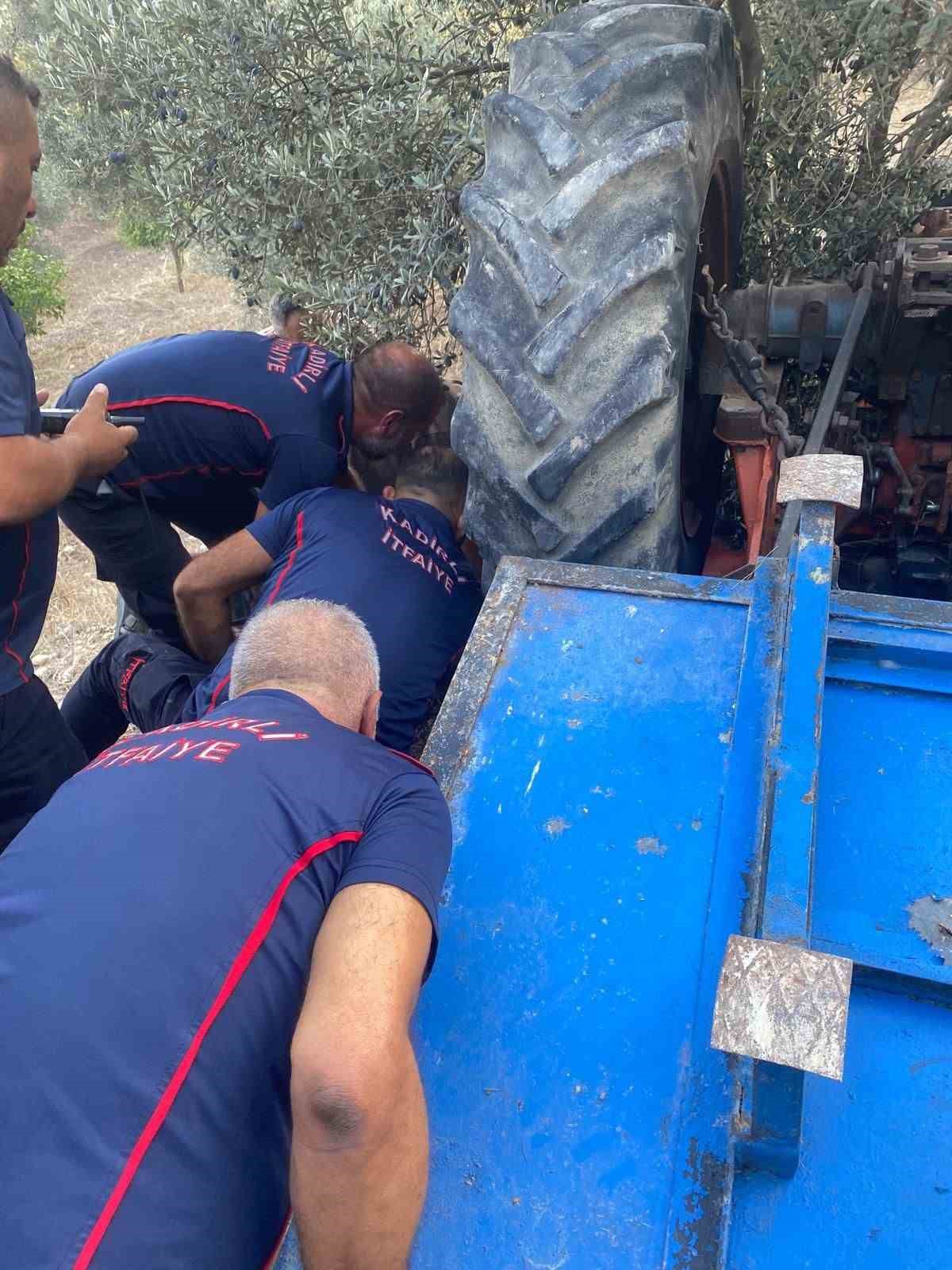 Devrilen traktörün altında kalan sürücüyü kurtarmak için seferber oldular