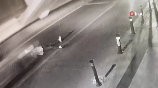 Yola yatan alkollü adama otomobil çarptı!