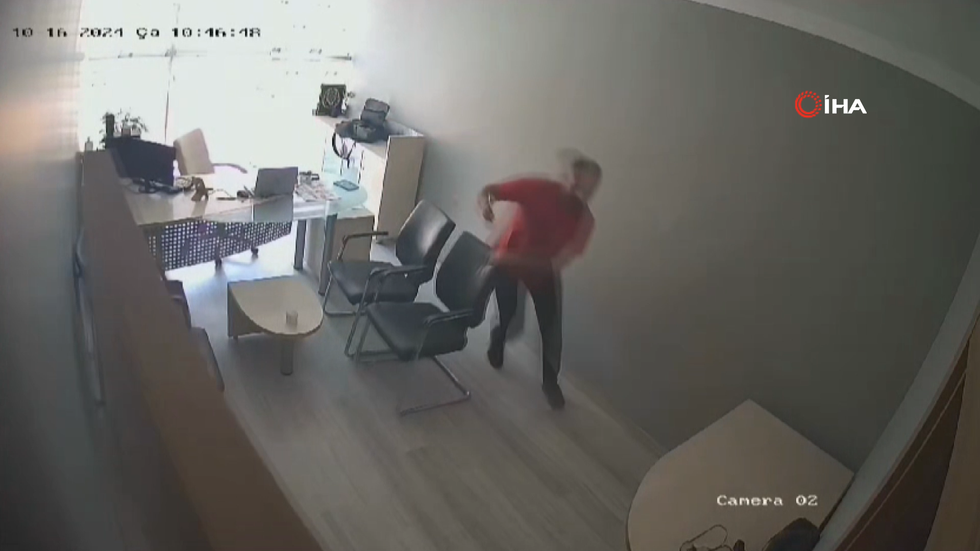 5.9'luk deprem anı kamerada