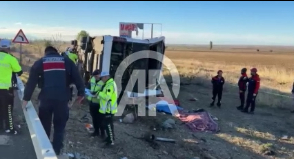 Yolcu otobüsü devrildi: 6 kişi öldü, 20 kişi yaralandı