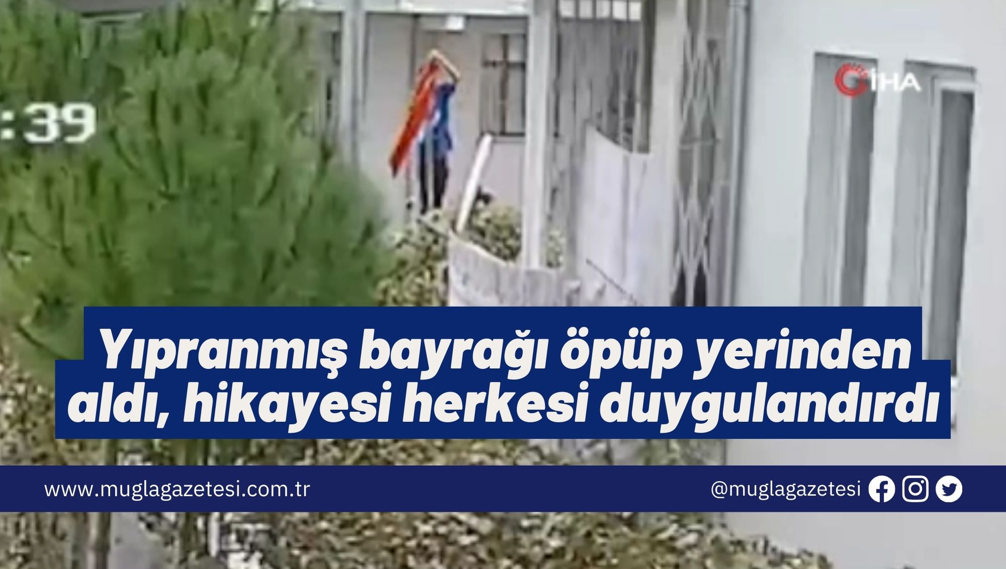 Yıpranmış bayrağı öpüp yerinden aldı, hikayesi herkesi duygulandırdı