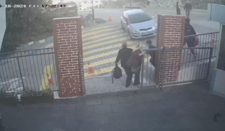 El freni çekilmeyen otomobil, okula daldı!