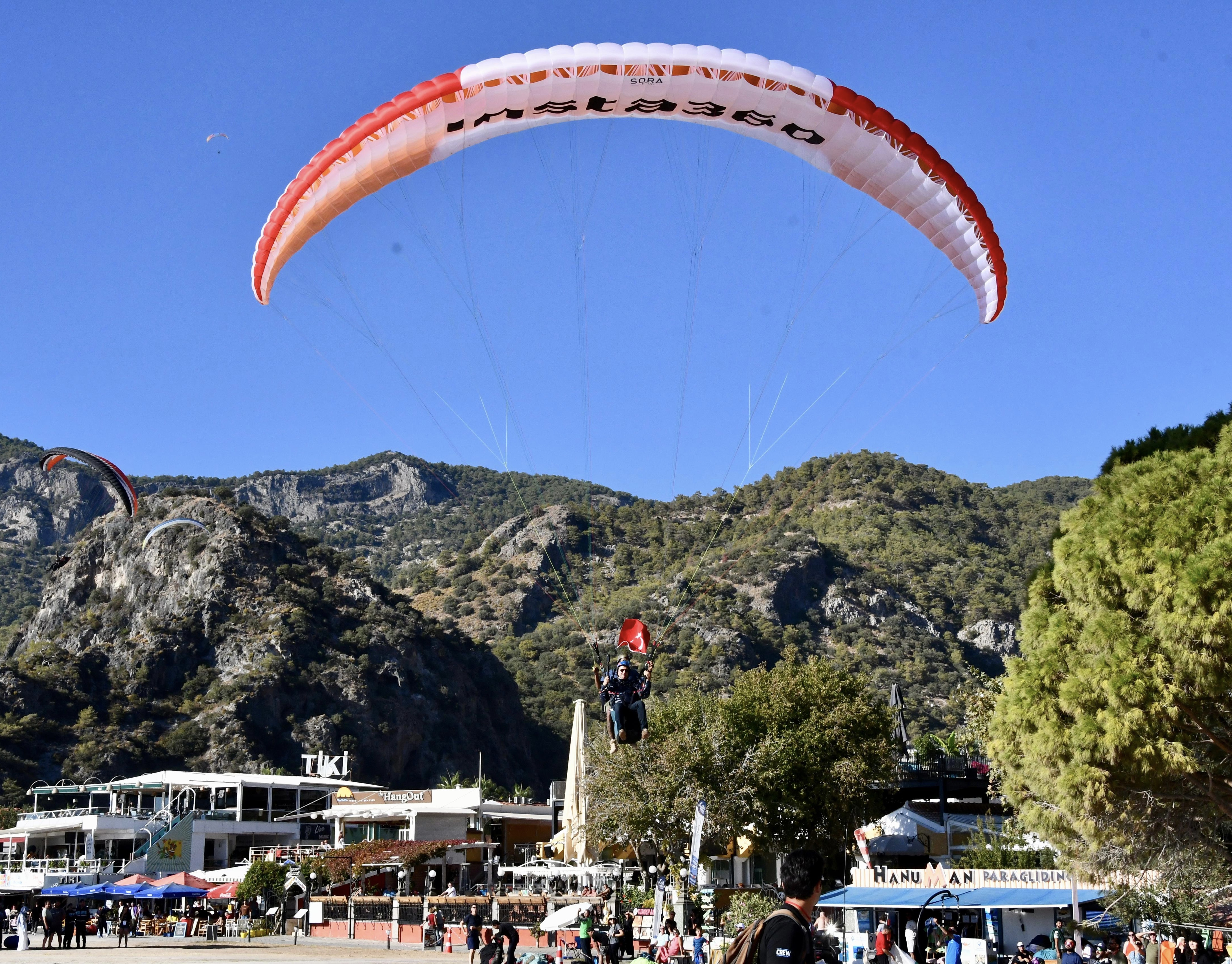 Ölüdeniz'de adrenalin heyecanı sürüyor