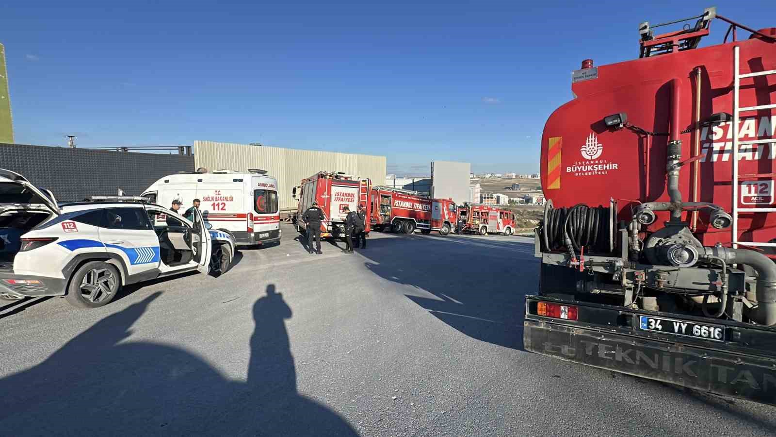 İhmalkar çalışanlar yangını söndürmek isteyen itfaiyecilere engel oldu!