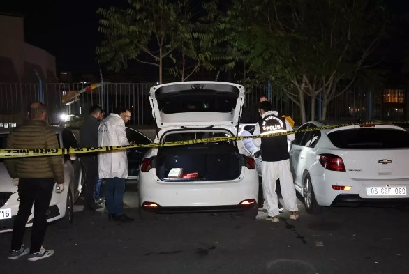 Genç kadına sokak ortasında kurşun yağdırdı!