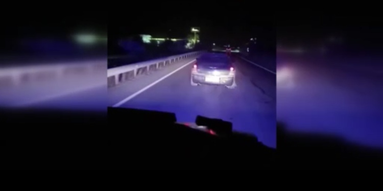 Yolu kapatıp ambulansa geçit vermedi