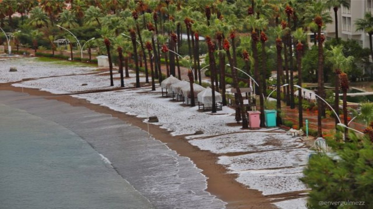 Dolu Marmaris sahilini beyaza bürüdü