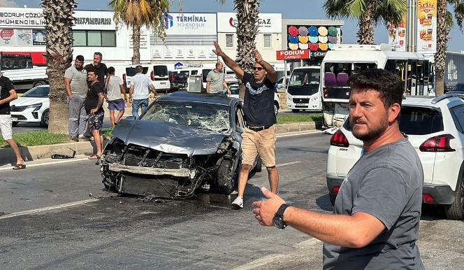 Bodrum'da otomobil ile minibüs çarpıştı: 14 yaralı