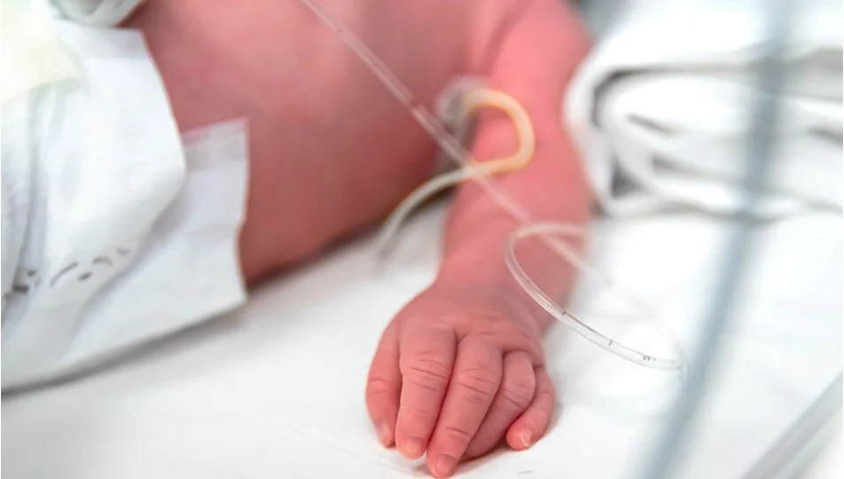 Yine bebek istismarı! 9 aylık bebeklerini istismar edip videoya çektiler!