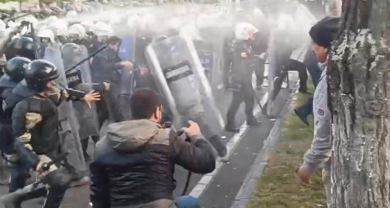 Belediye binasına girmeye çalışan kişilere polisten müdahale