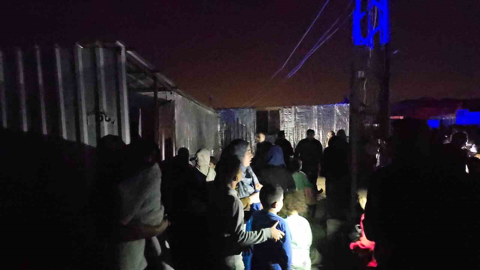 Korkutan yangın: Depremzedelerin yaşadığı 3 konteyner küle döndü