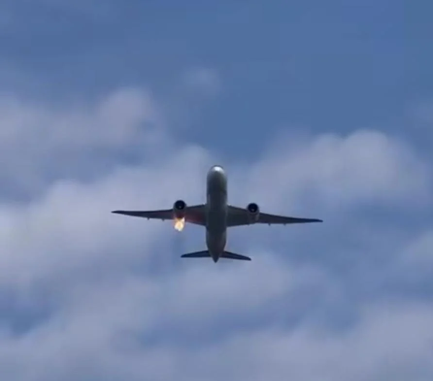 Yolcu uçağının motoru alev aldı!