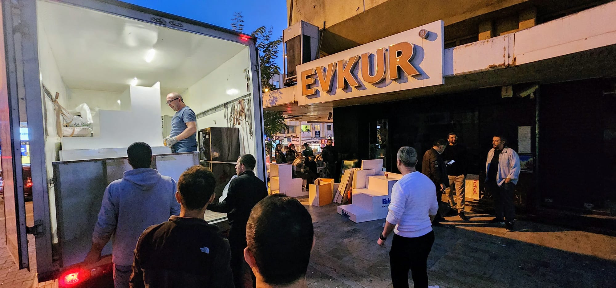 İşhanında Fener Işığında Satış yapıyorlar