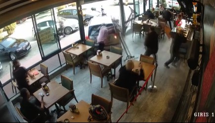 Ölümle burun buruna kaldı, telefonu ile görüntü çekmeye çalıştı. O anlar kamerada