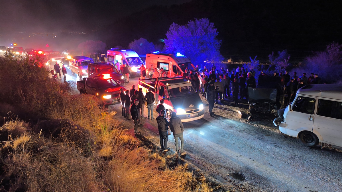 Minibüs ile otomobil çarpıştı: 10 yaralı