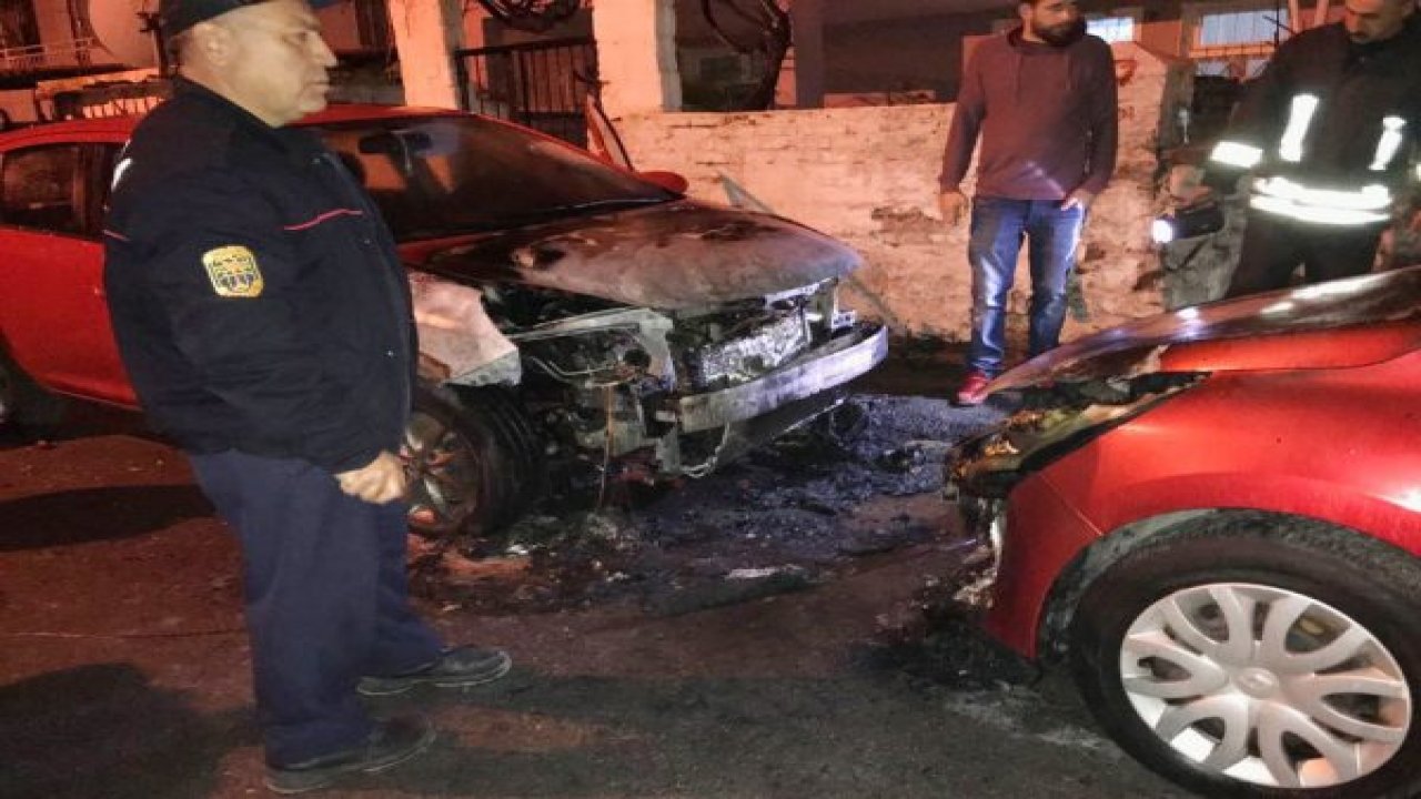 Park halindeki 2 otomobil yandı