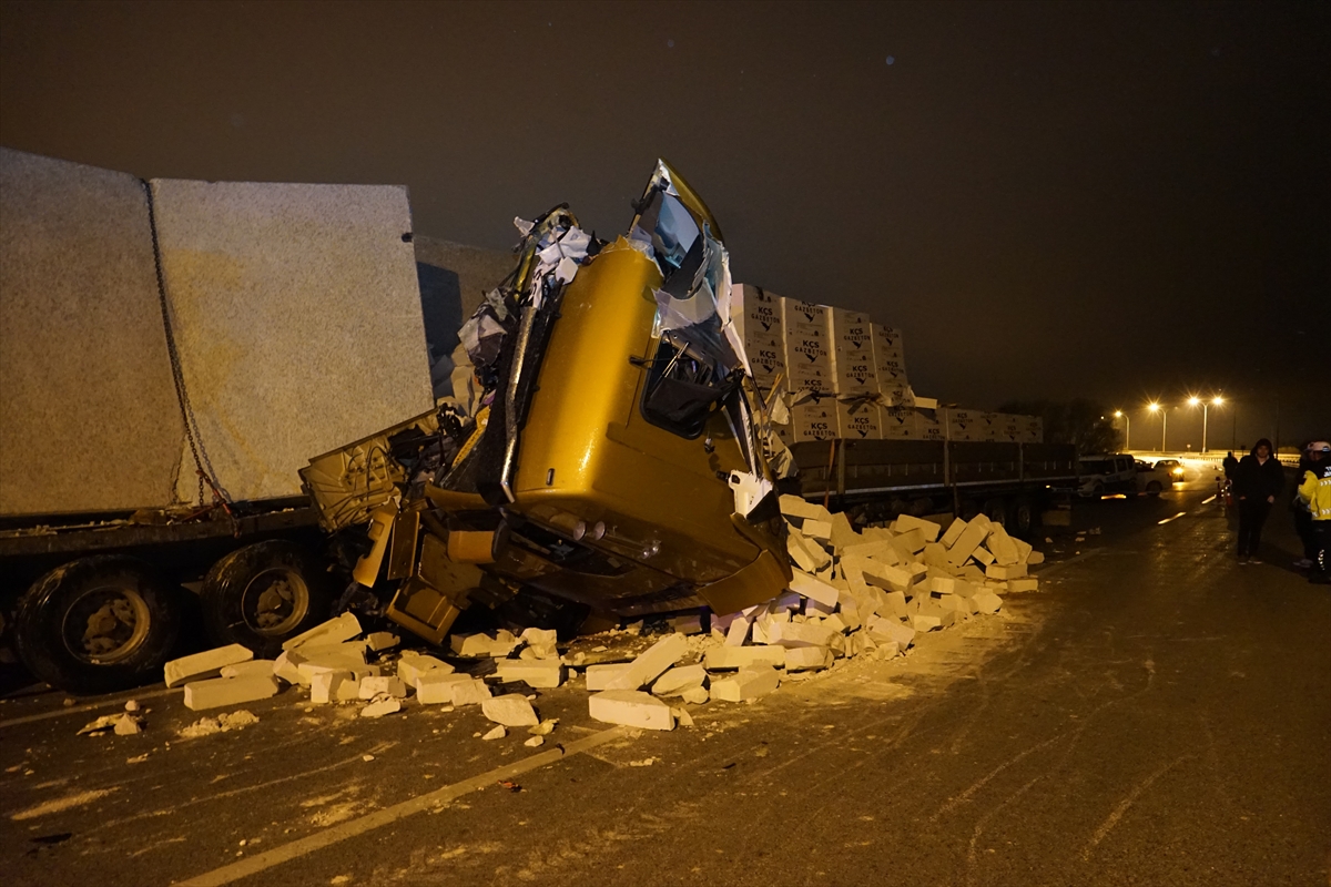 Feci kaza:İki tır çarpıştı