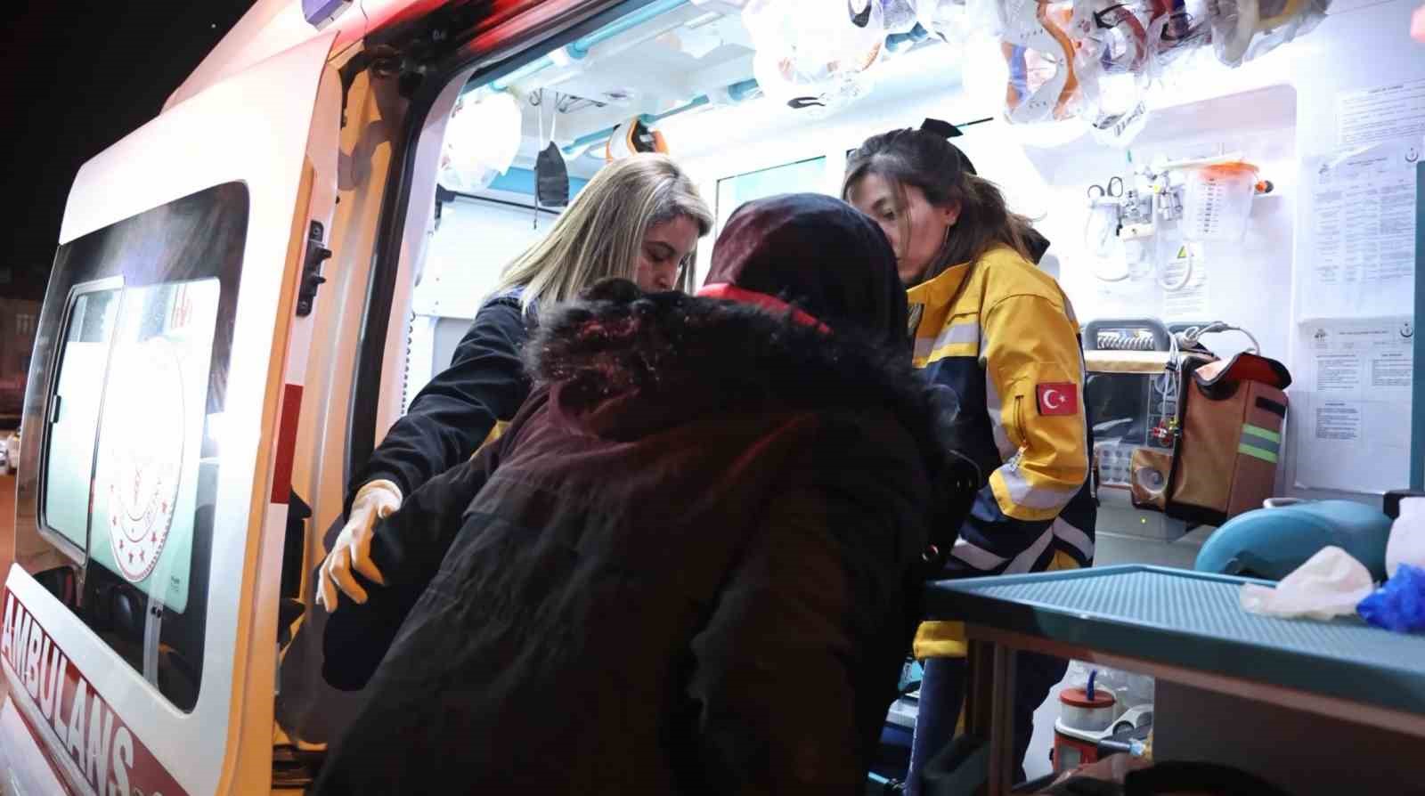 Sokak ortasında kadını kalçasından bıçakladı