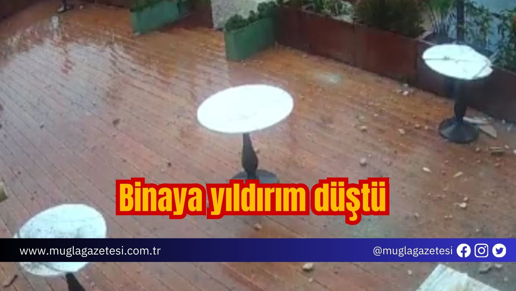 Binaya yıldırım düştü