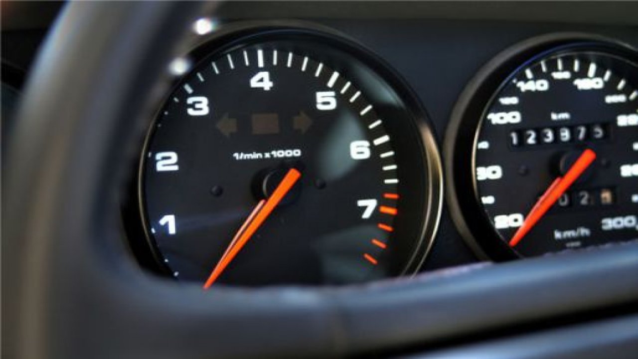 Çeyrek depo benzinle  sakın araba kullanmayın!