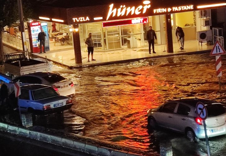 Fethiye’de yollar göle döndü