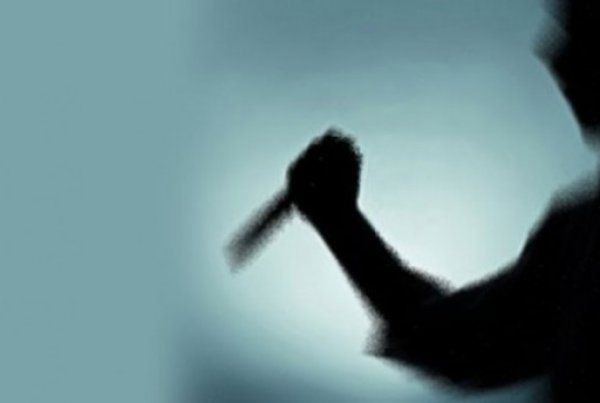 Tahliye olur olmaz kayınpederini ve eşini bıçakladı