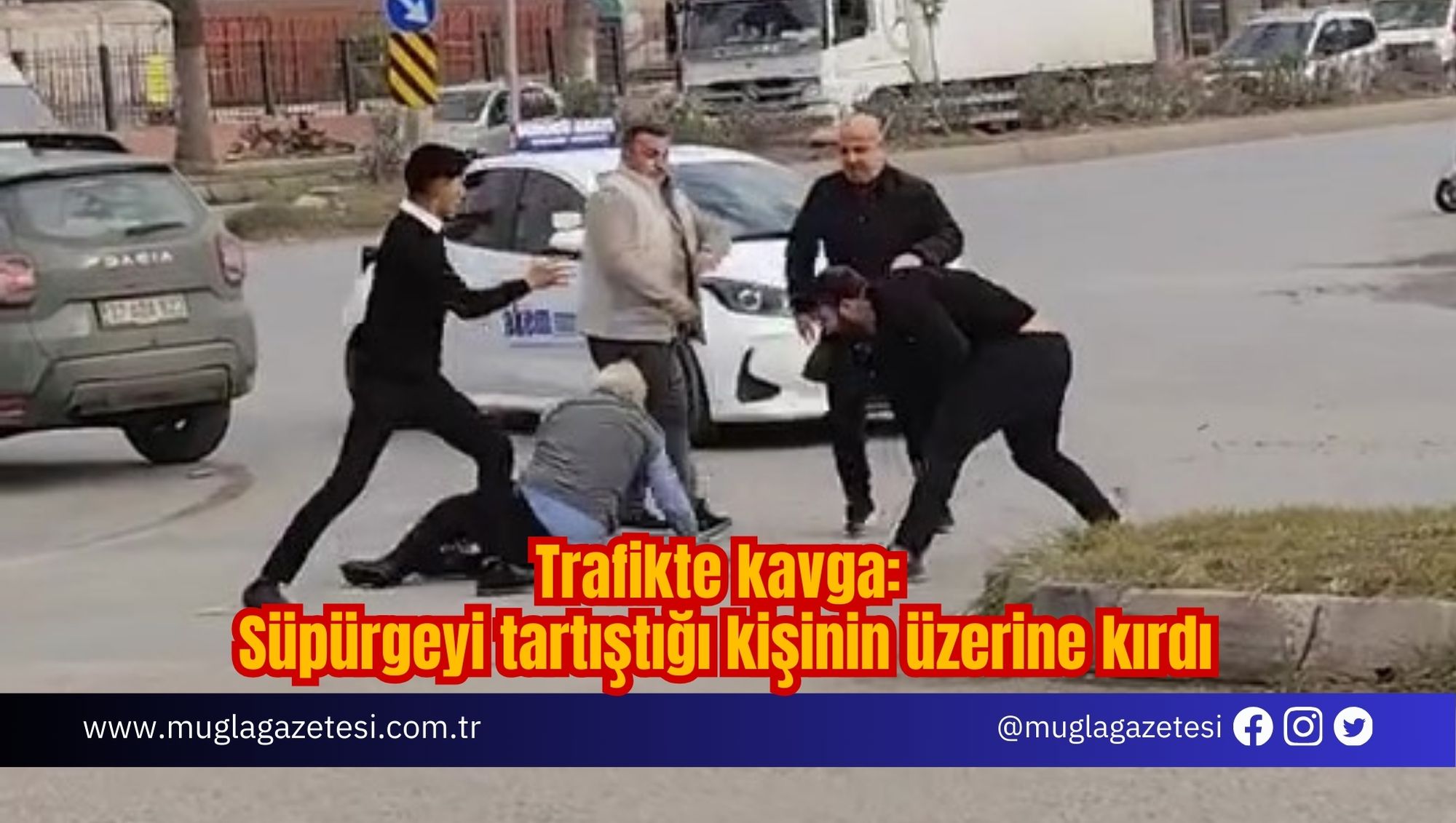Trafikte kavga: Süpürgeyi tartıştığı kişinin üzerine kırdı