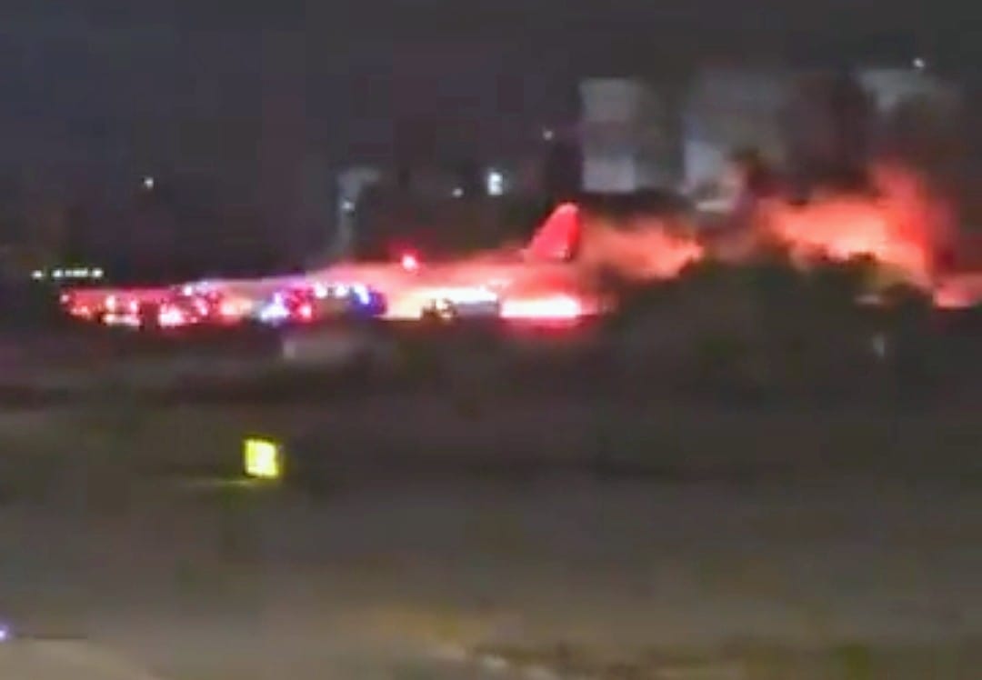 Uçak Alev Topuna Döndü