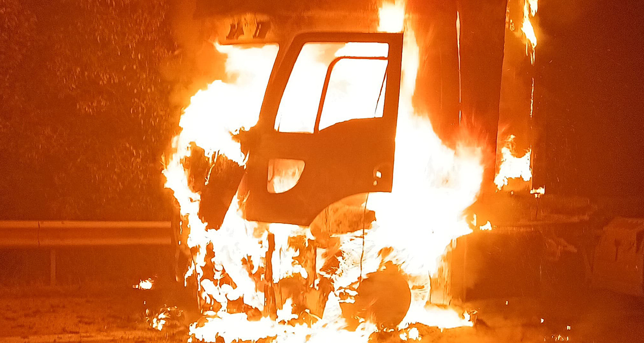 Korku dolu anlar: Tır alev alev yandı