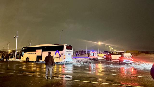 Korkunç kaza: Yolcu otobüsü ile işçi servisi çarpıştı, 17 yaralı