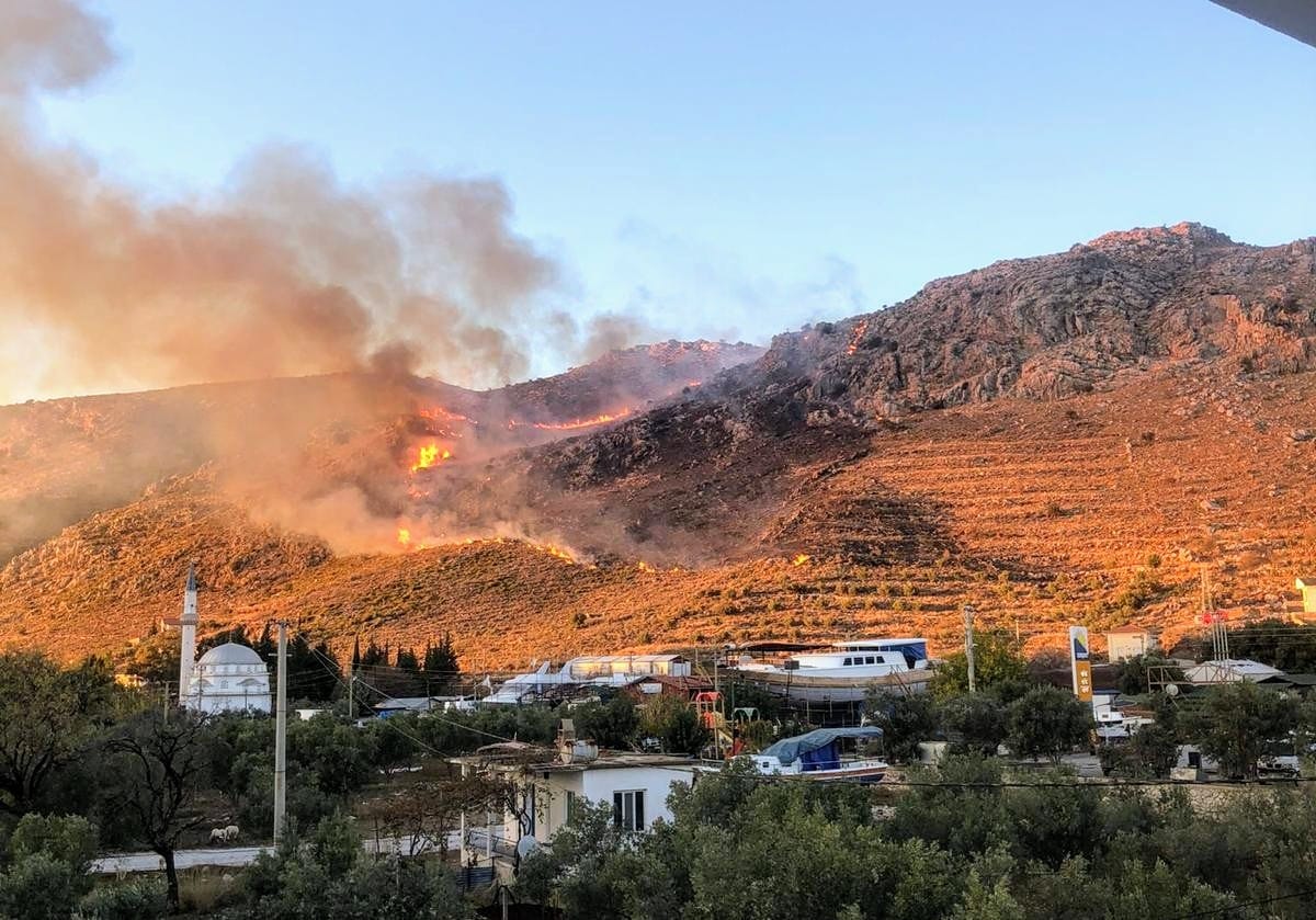 Marmaris’te yangın tekne atölyelerini tehdit ediyor